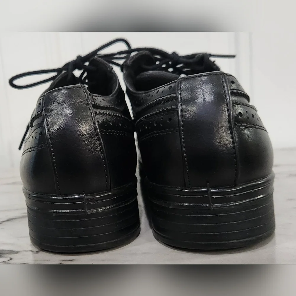Deer Stags Ace wingtips kid's black dress shoes size 5w  LIKE NEW CONDIT…